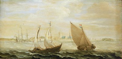 En yacht og et lite nederlandsk seilskip, utenfor kysten av en havn i Zuiderzee (Nordsjøen), med utsikt over byen i horisonten og sanddyner til høyre av Cornelis Verbeeck