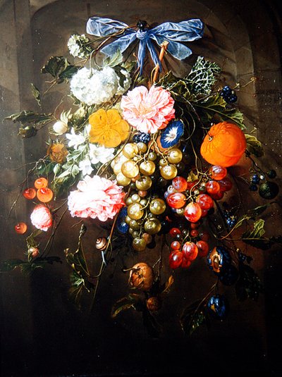 Et stilleben av blomster og frukt bundet med en blå sløyfe av Cornelis de Heem