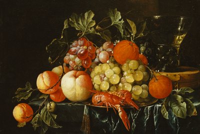 Fersken, appelsiner, druer og langoustines på en tinntallerken og en konisk rogn på en boks på en delvis drapert avsats, av Cornelis de Heem
