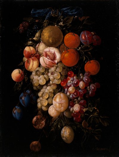 Stilleben av druer, kirsebær og plommer som henger fra en spiker med et blått bånd av Cornelis de Heem