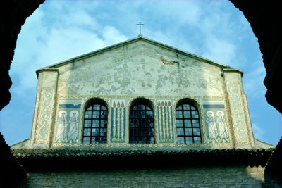 Utsikt over utvendige mosaikker av Croatian School