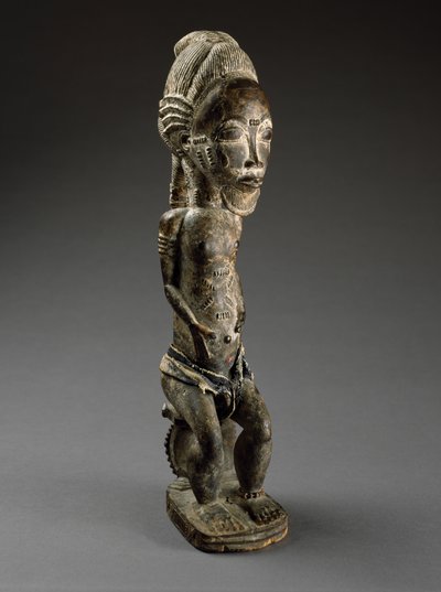 Nature Spirit (asie usu), Elfenbenskysten, slutten av 1800-tallet (tre, offermateriale, bomullstøy og perler) av Culture Baule