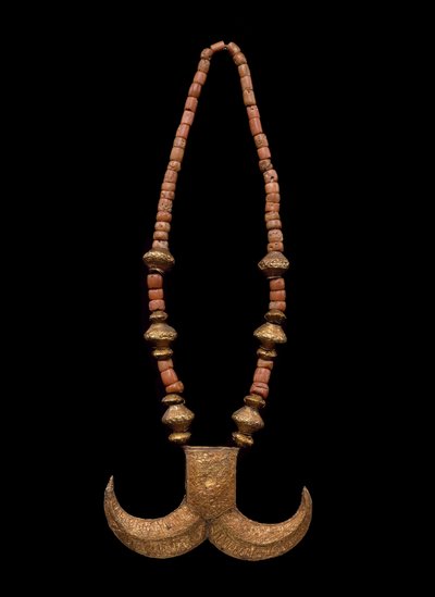Tiger Claw Halskjede, sent 1800-begynnelsen av 1900-tallet (gullfolie, tre, kobber og koraller) av Culture Minangkabau