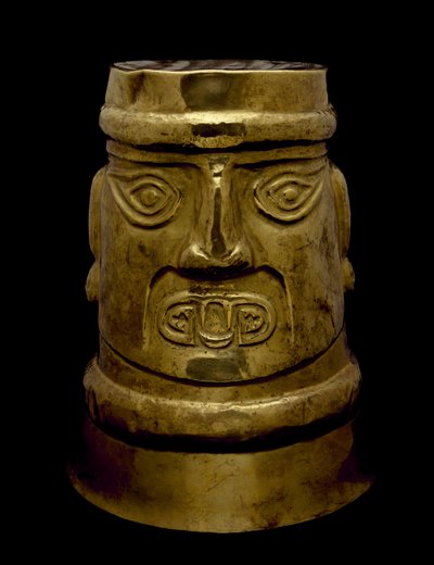 Beger som viser en guddom med øyne og hoggtenner i Sicán-stil, 800-1350 e.Kr. (gull) av Culture Sicán
