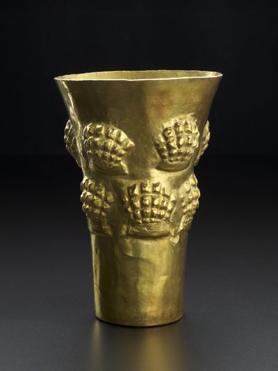 Beger som viser spondylus, det knallrøde skallet til en bløtdyr, 800-1350 e.Kr. (hamret gull) av Culture Sicán