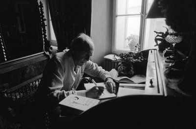 Jiri Mucha sitter ved skrivebordet sitt i huset sitt i Hradcany, Praha av Czech Photographer
