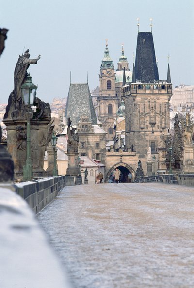 Utsikt over Karlsbroen, bygget 1367 av Czech School