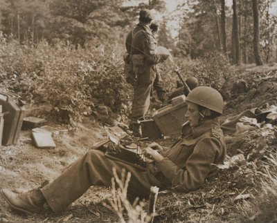 Krigskorrespondent Alan Wood skriver ut en sending av D.M. Sgt. Smith