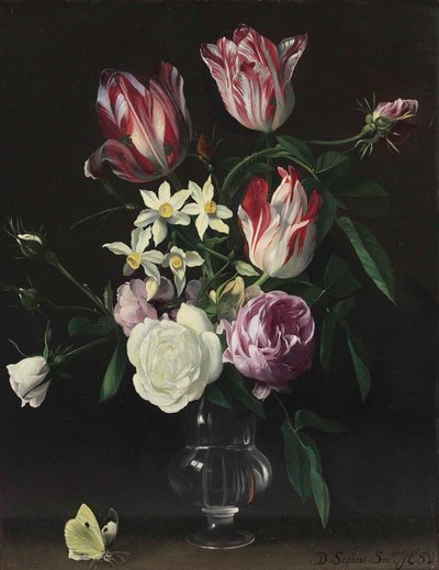 Roser, tulipaner og narsisser i en glassvase, med en sommerfugl, på en avsats av Daniel Seghers