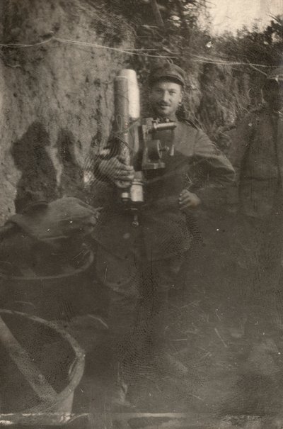 Soldat i en skyttergrav Karst-platået under første verdenskrig (s/hv-bilde) av Dario Gentilini
