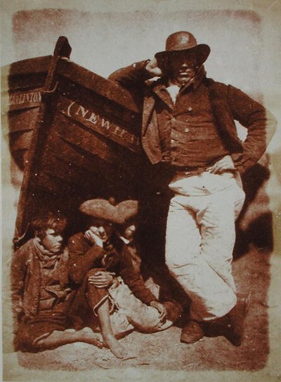 A Newhaven Fisherman and Boys, ca. 1843-47 (saltpapirtrykk fra kalorinegativ) av David Octavius and Adamson Robert Hill
