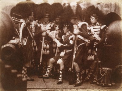[Offiser for 92nd Gordon Highlanders Reading to the Troops, Edinburgh Castle], 9. april 1846. Skapere: David Octavius Hill, Robert Adamson, Hill & Adamson. av Hill and Adamson