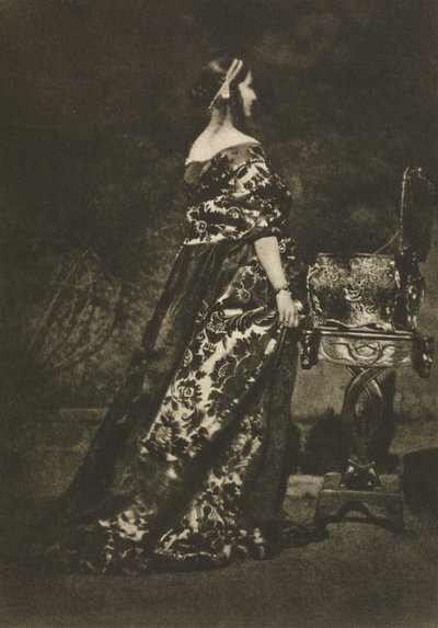 Kameraarbeid: Portrait - The Gown and the Casket, 1909. av David Octavius Hill