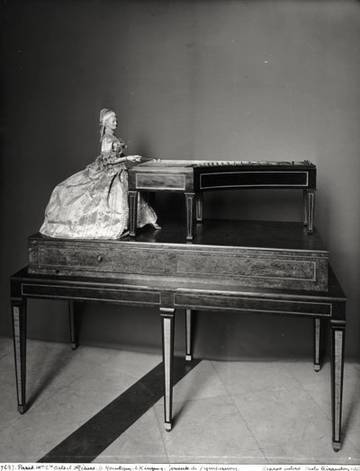Dulcimer Player (tre og metall) (se også 157814) av David Roentgen
