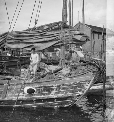 Nærbilde av styrbord baug på et Swatow-handelsskrot i Kowloon, Hong Kong av David Watkin Waters