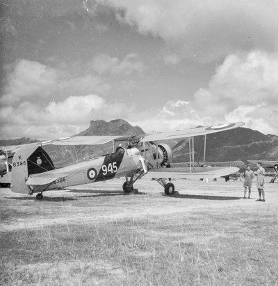 Fairey Swordfish I torpedobomber rekognoseringsbiplan K8386, kode 945, fra 824 Squadron Fleet Air Arm, på Kai Tak flyplass, Hong Kong av David Watkin Waters