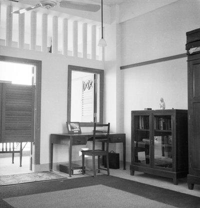 Inne i lugar nr. 13 på Royal Air Force-stasjonen i Seletar, Singapore av David Watkin Waters