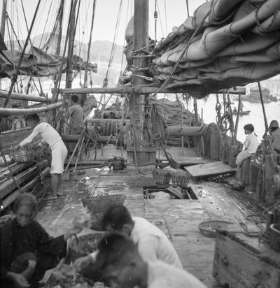 Om bord på en Yeungkong-fiskerjunker i Aberdeen, Hong Kong. av David Watkin Waters