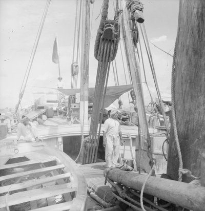 Om bord på en indisk dhow av typen kotia ankret opp i Colombo, Ceylon av David Watkin Waters