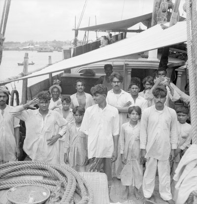 Kapteinen og mannskapet om bord på den indiske dhowen Karimi (fl. 1938) som lå for anker i Colombo, Ceylon av David Watkin Waters