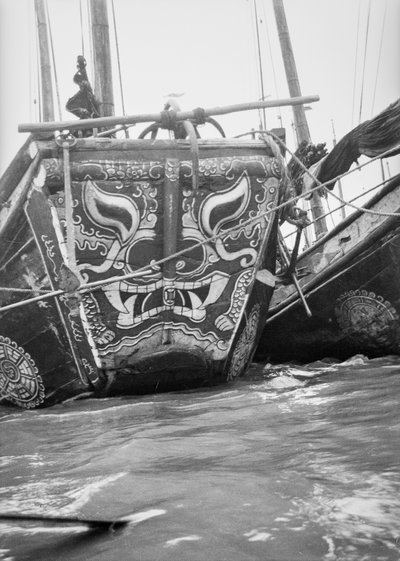 Den svært dekorative baugen til et Hangchow Bay-handelsskrot fortøyd med andre skrotter i Shanghai av David Watkin Waters