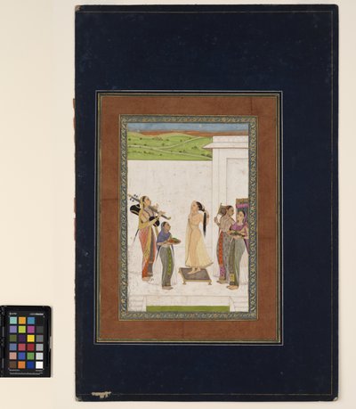 En kvinne fullfører toalettet sitt, ca. 1725 (ugjennomsiktig akvarell og gull på papir, montert på en albumside) av Deccani School