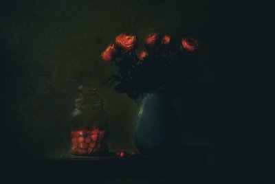 Stemningsfulle røde blomster av Delphine Devos