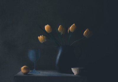 Stilleben med stemningsfulle gule tulipaner av Delphine Devos