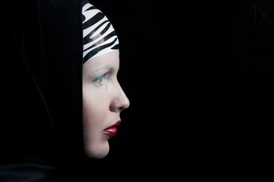 Profil av en mystisk kvinne av Denisa Justusová Šumcová