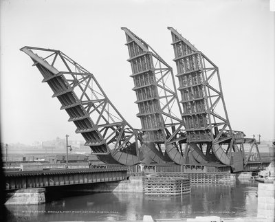 Raised Tower bridges, Fort Point Channel, Boston, ca. 1904 (s/hvitt-bilde) av Detroit Publishing Co.