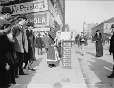 Julenissen samler inn donasjoner til Volunteers of America på Broadway i New York City, ca. 1903 (s/hvitt-bilde) av Detroit Publishing Co.