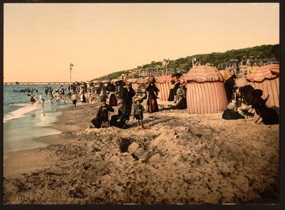Stranden ved badetid, Trouville-sur-Mer, Frankrike, ca. 1905 (farget bilde) av Detroit Publishing Co.