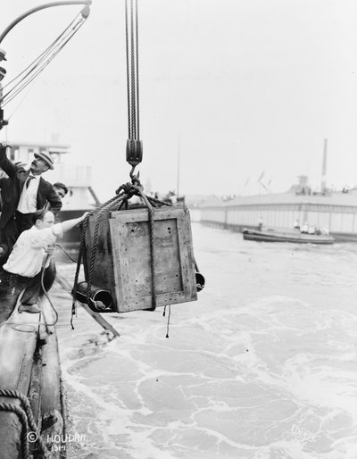 Kasse som inneholder Harry Houdini, blir senket ned i New York Bay, 1912 (bw-bilde) av Dietz