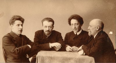 Gruppeportrett av dikterne Alexander (Alexandre) Aleksandrovich Blok (1880-1921), Georgii (George) Chulkov (1879-1939), Konstantin Aleksandrovich Erberg (Siunnerberg, Syunnerberg, Sunnenberg) (1871-1942) og Fyodor Sologub, (Fiodor Sologub, Fyodor Kuzmit av Dmitri Spiridonovich Zdobnov