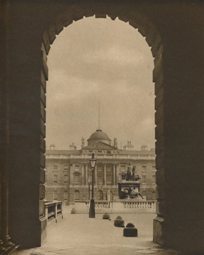 En forbipasserende utsikt over Somerset House fra The Strand, c1935. av Donald McLeish