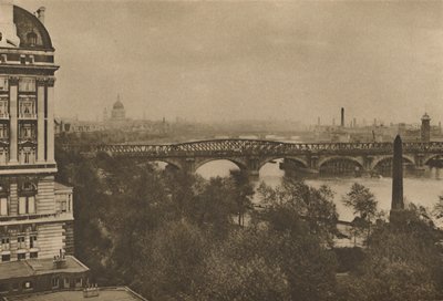Adelphi Terrace har utsikt over elven østover fra Hotel Cecil til Tower Bridge, c1935. av Donald McLeish