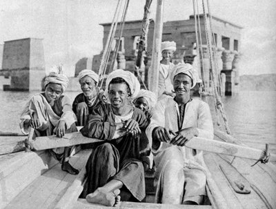 Berberin-båtførere, oversvømmet øya Philae, Egypt, c1922 av Donald McLeish