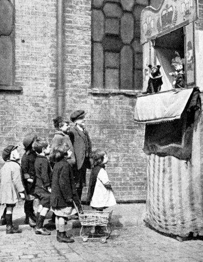 Barn som ser på et Punch and Judy-show i en gate i London, 1936 av Donald McLeish
