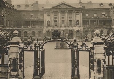 Inngang til Guys Hospital med Founders-statuen i sentrum av gårdsplassen, c1935. av Donald McLeish