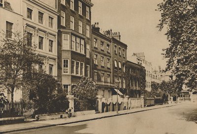 Kensington Square som fortsatt bevarer freden til to århundrer, c1935. av Donald McLeish