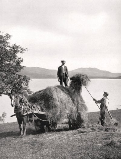 Laster høy på en vogn ved bredden av Loch Lomond, Skottland, 1924-1926. av Donald McLeish