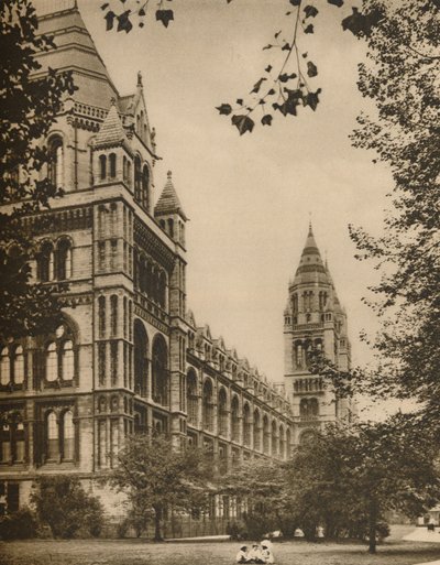 Romansk front av Natural History Museum, c1935. av Donald McLeish
