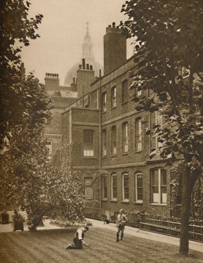 St. Pauls Dome brokker over taket på Amen Court, c1935. av Donald McLeish