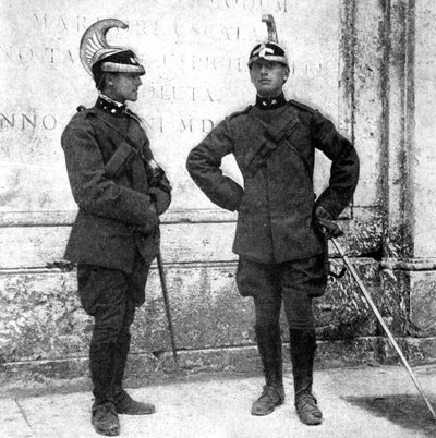 To italienske drager, 1922. av Donald McLeish