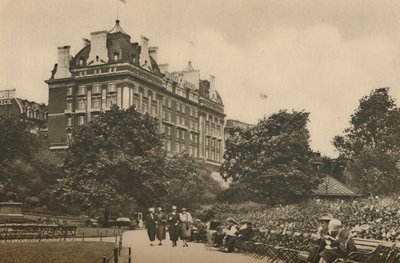 Villiers Street-delen av Victoria Garden og utsikt over Cecil Hotel, c1935. av Donald McLeish