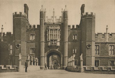 Wolseys West Facade of Hampton Court Palace and the Disinterred Bridge, c1935. av Donald McLeish