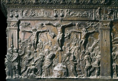 Representasjon av den gode tyven (Dismas) og den onde tyven (Gesmas), korsfestet med Jesus Kristus. Lavrelieff av venstre prekestol, ca. 1460 av Donatello