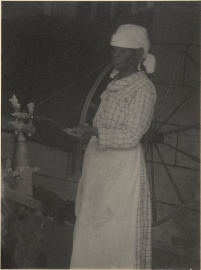 Kvinne ved Spinning Wheel av Doris Ulmann