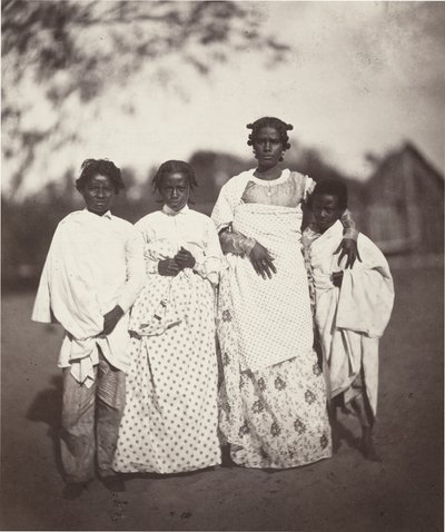 Madagaskar-kvinnen og barna hennes (plate 3) av Désiré Charnay