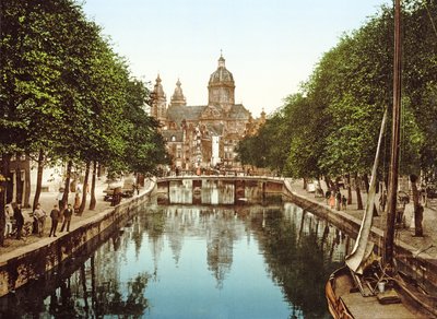Utsikt ned Voorburgwal til St. Nicholas Basilica, Amsterdam, pub. ca. 1900 av Dutch Photographer